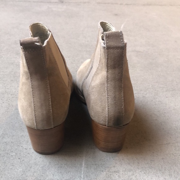 Kenneth Cole - Russie Tan Chelsea Suede Booties - size 7 - Picture 5 of 6